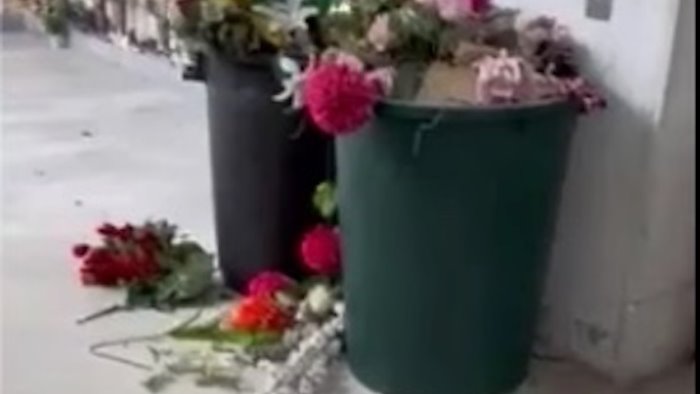 al cimitero tombe vandalizzate fiori e foto dei defunti nella spazzatura