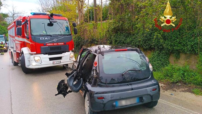 incidente tra un auto e un furgone a bellizzi traffico deviato 4 feriti