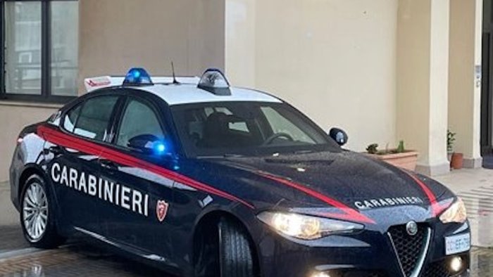 tenta il suicidio in piazza ingerendo delle lamette salvato dai carabinieri