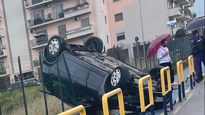 perde il controllo dell auto che si ribalta sulla pista ciclabile tre feriti