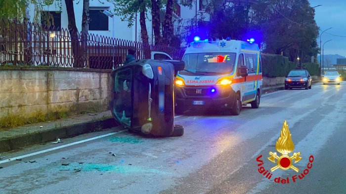 incidente a monteforte auto sbanda e si ribalta paura per un giovane