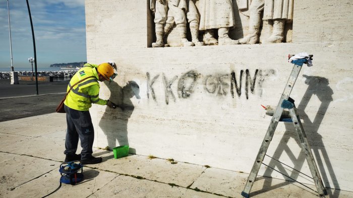 napoli operai al lavoro per ripulire il monumento di armando diaz