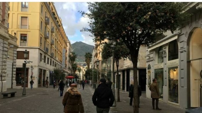 via ai lavori per le nuove alberature al corso vittorio emanuele di salerno