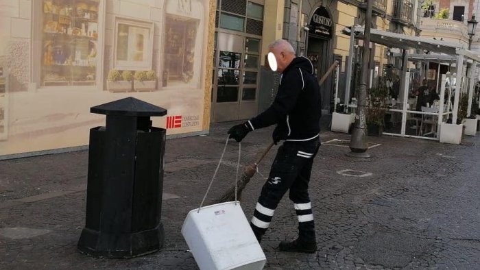 salerno piu pulita potenziato il servizio di spazzamento e svuotamentp cestini