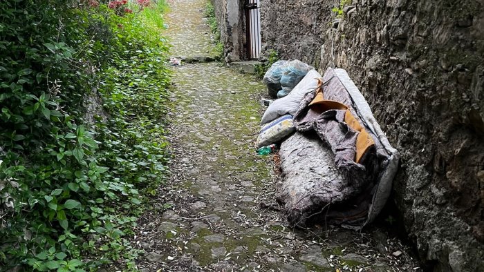 rifiuti abbandonati sui sentieri del saretto la rabbia del sindaco canfora