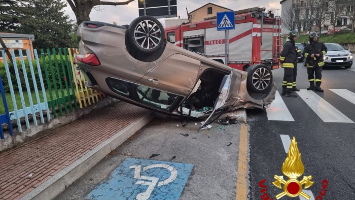 avellino pauroso incidente nel rione san tommaso tre feriti in ospedale