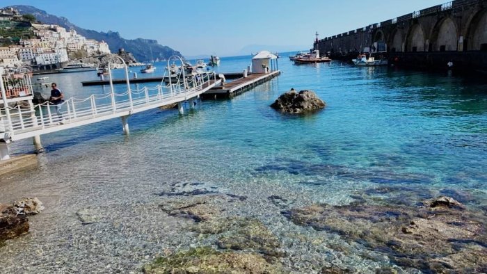 amalfi ultima estate per due lidi storici della spiaggia grande