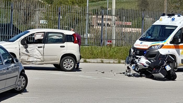 grave incidente sulla statale schianto tra auto e moto due feriti in ospedale