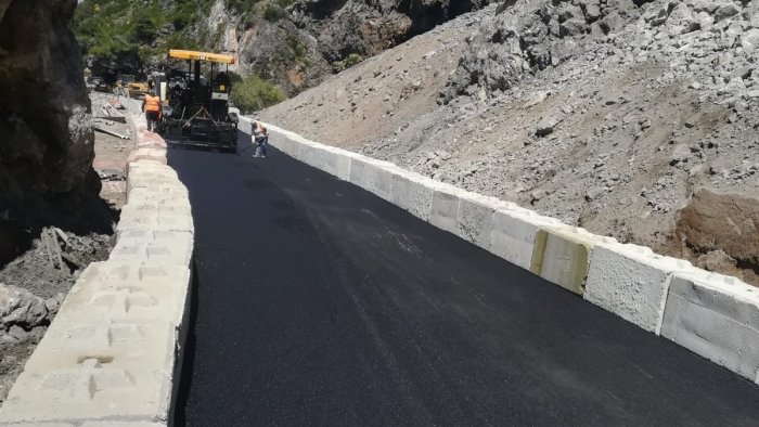 dopo settimane di polemiche riapre a senso unico la strada del mingardo