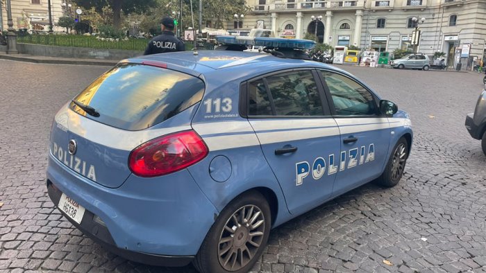 donna rapinata in centro dopo essere stata scaraventata a terra arrestato