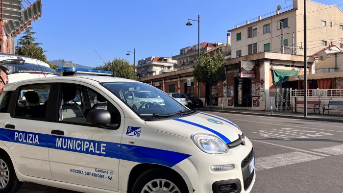 abbandonava rifiuti in strada beccato dalle telecamere multato uomo a nocera