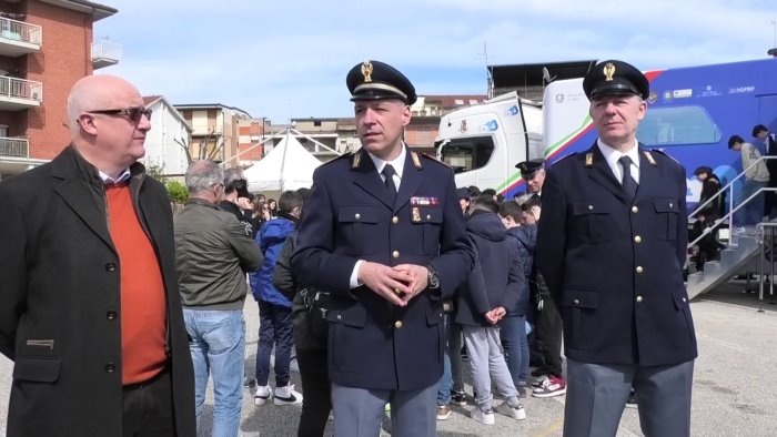 cyberbullismo violenze e abusi online il truck della polizia a grottaminarda