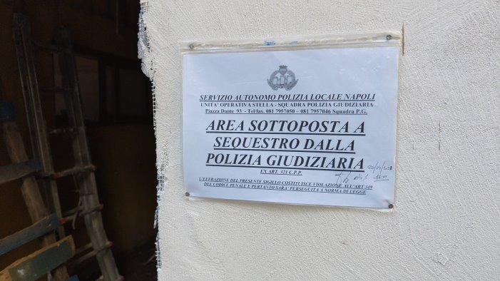 operai al lavoro in un cantiere edile abusivo tranciano cavi dell alta tensione