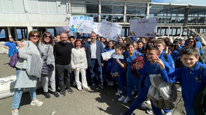 sorrento salvaguardia del mare studenti a lezione dai pescatori alla marina