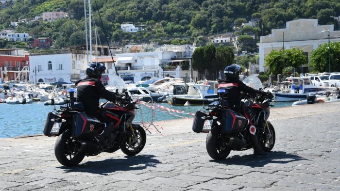 folla di turisti sulle isole di ischia procida e capri controlli a raffica