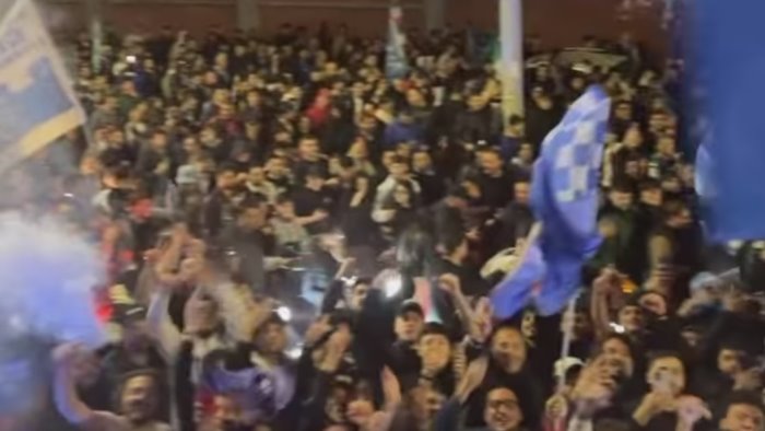 napoli via alla festa scudetto in diecimila a capodichino