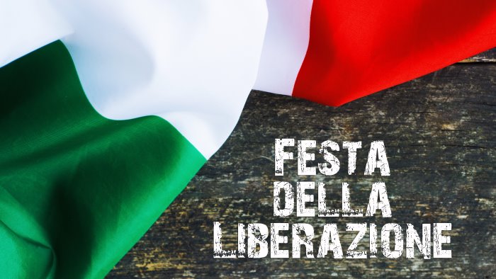 costituzione e antifascismo cgil cisl e uil in piazza il 25 aprile a napoli