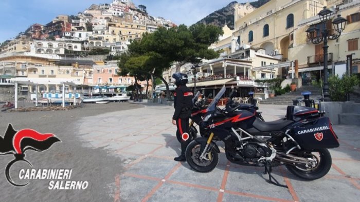 rissa all uscita del locale a positano cinque arresti dei carabinieri