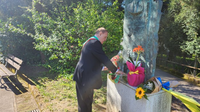 mastella deposita una corona di fiori per iermano e delcogliano