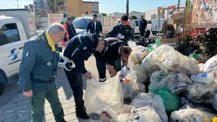 controlli sulla differenziata a salerno guardie ambientali in prima linea