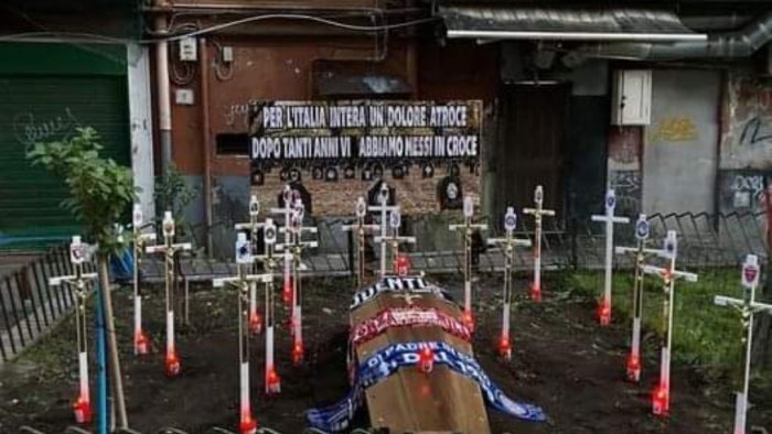 festa scudetto a napoli spunta il cimitero delle squadre di serie a