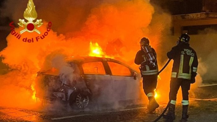 borgo ferrovia si indaga sull incendio che ha distrutto l auto di un 43enne