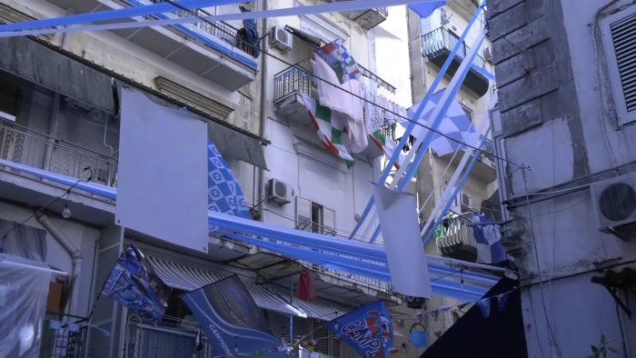 maxi isola pedonale statuine e turisti napoli aspetta la grande festa scudetto