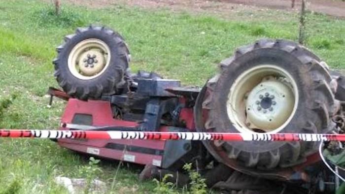 tragedia in cilento uomo muore schiacciato da un trattore