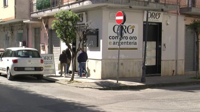 banditi in azione al compro oro sgraffignati i preziosi in vetrina