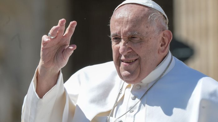 papa francesco serve una chiesa che parli il linguaggio della carita