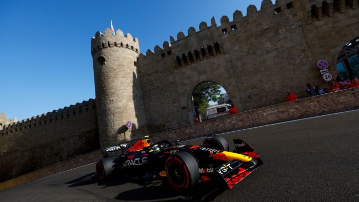 perez vince la sprint di baku davanti a leclerc e verstappen