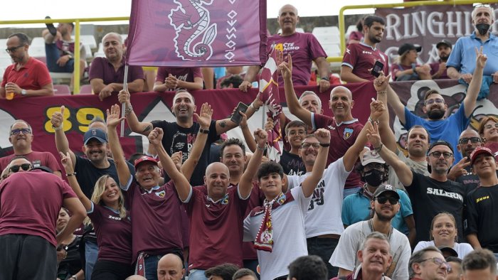 napoli salernitana la curva sud scortera la partenza dei granata