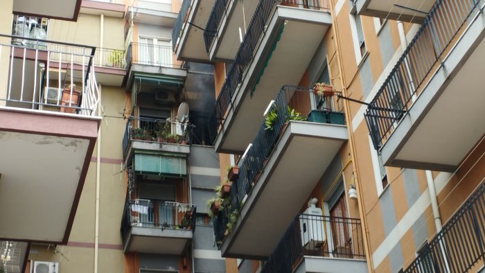 incendio in via gelso appartamento a fuoco al sesto piano fumo nero e paura