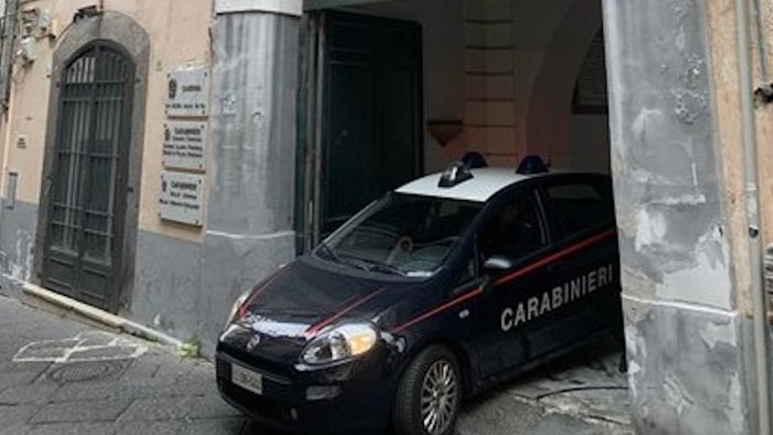 estorce denaro ai dipendenti di un bar del lungomare di salerno arrestato