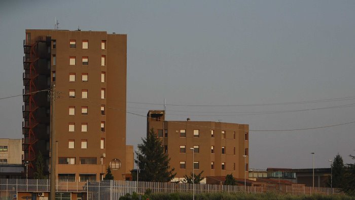 detenuto protesta sale al quarto piano del carcere salvato da vigili del fuoco