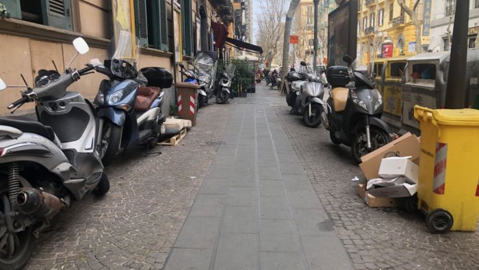 napoli al vomero marciapiedi occupati da motocicli