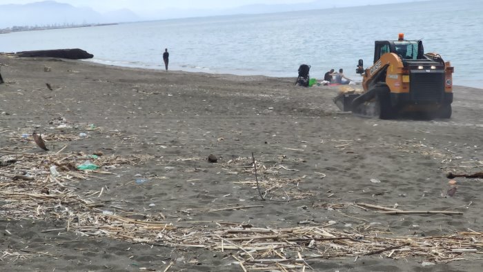 salerno proseguono le attivita di bonifica e pulizie delle spiagge