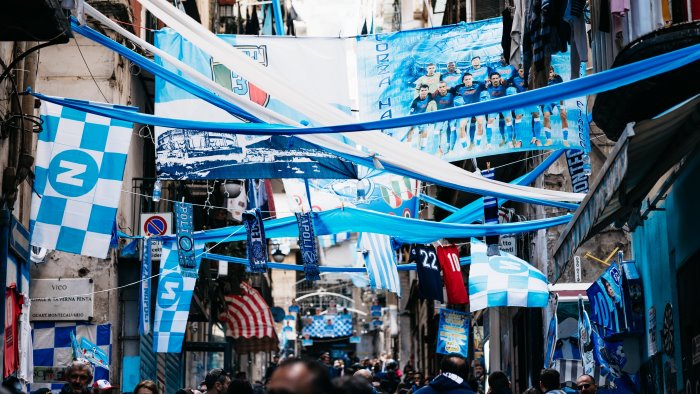 boato a napoli per il sorpasso dell inter sulla lazio anche le monache in festa