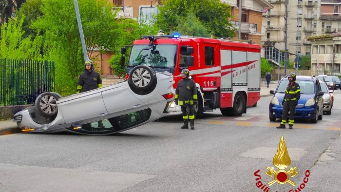 avellino auto sbanda e si ribalta paura in via annarumma