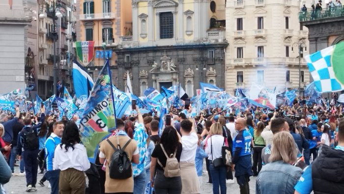 Festa scudetto del Napoli, ecco i gadget più assurdi venduti in città 