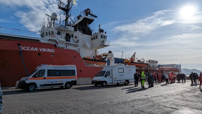 salerno abbraccia 92 profughi del mare in porto la nave dei bambini