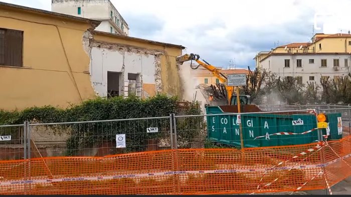 addio all ex casa cantoniera di eboli al via la demolizione