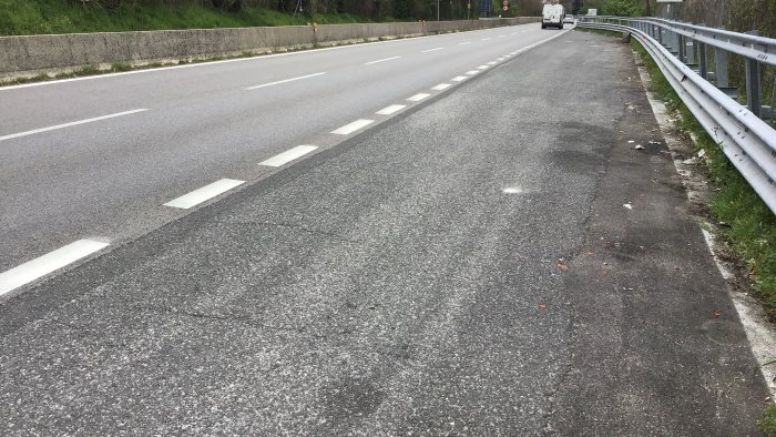 discariche sulle piazzole di sosta del raccordo av sa l anas interviene