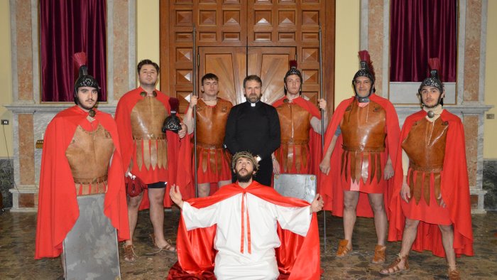 a pesco sannita la vii edizione della via crucis vivente con oltre 70 figuranti