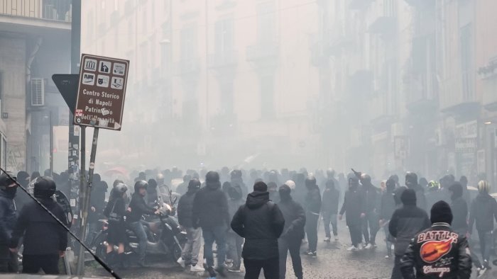 scontri ultras napoli eintracht scarcerati i tifosi tedeschi tornano a casa