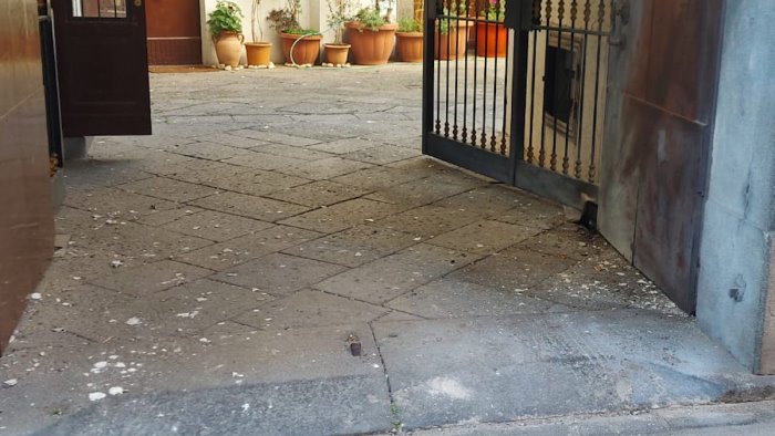 bomba carta sotto casa del sindaco atto gravissimo ma non ci faremo intimidire