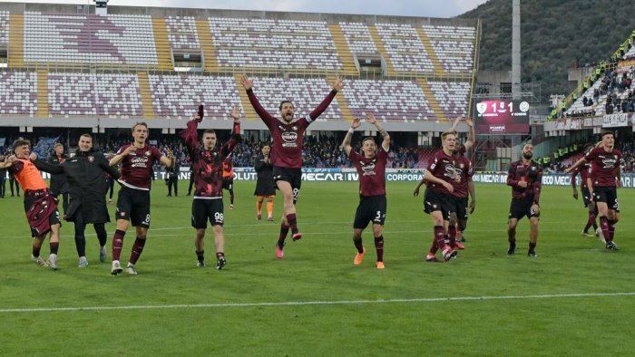 salernitana inter 1 1 candreva fa esplodere l arechi all ultimo respiro