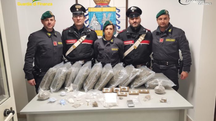 in auto con 13 chili di droga due arresti di carabinieri e finanza