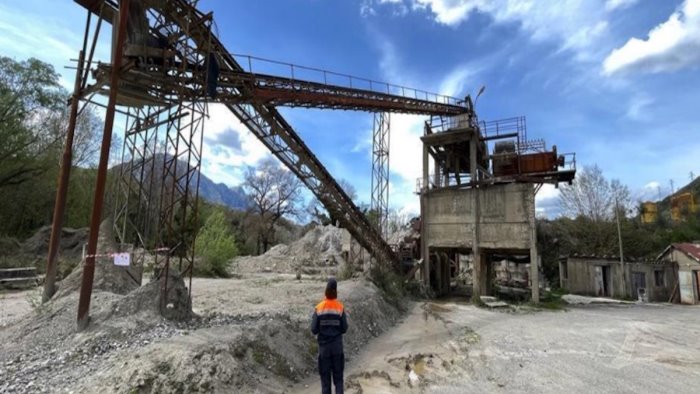 sigilli a un impianto industriale di calcestruzzo a santa marina