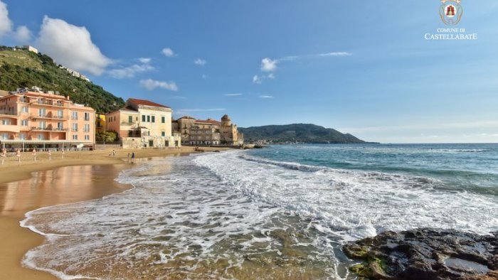 servizi igienici e docce sulle spiagge libere comunali di castellabate